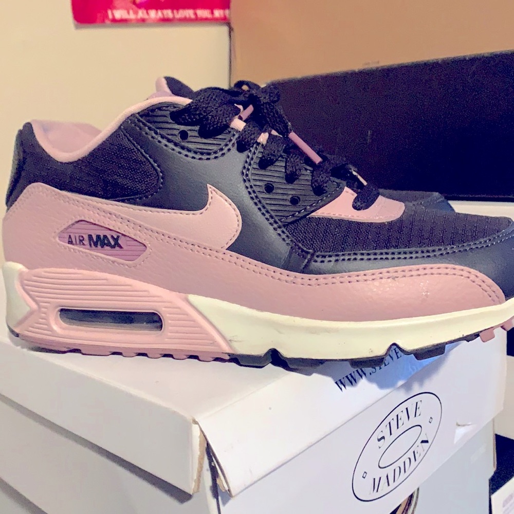 Nike size 5.5 big kids fit 7 woman
